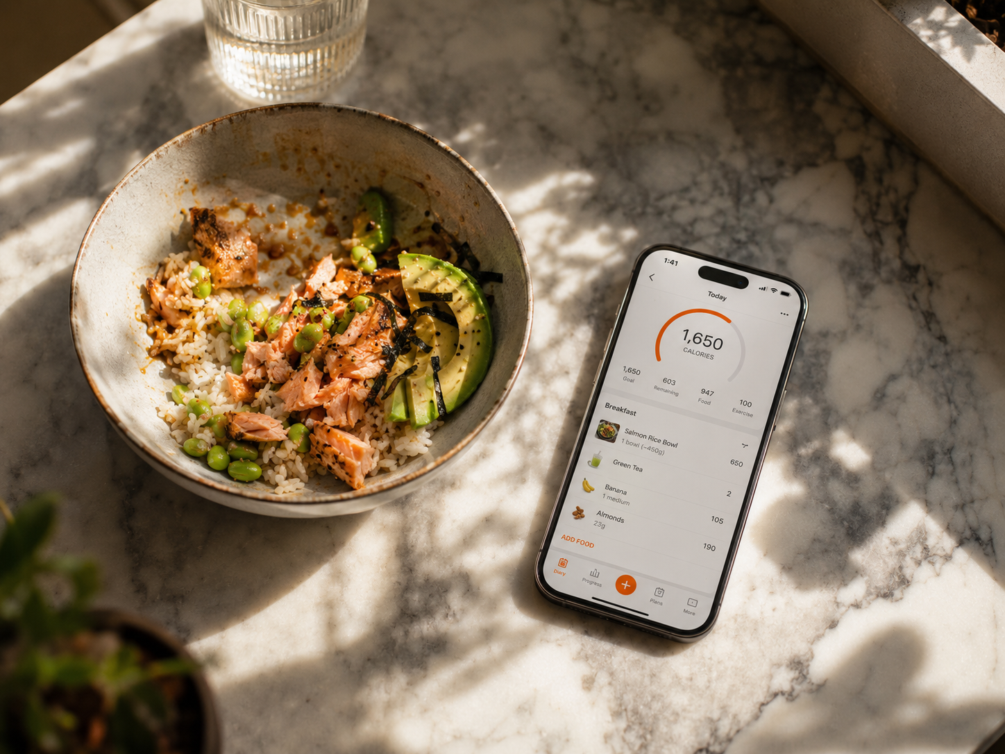 咔嚓热量 — 餐食与手机 App 场景图